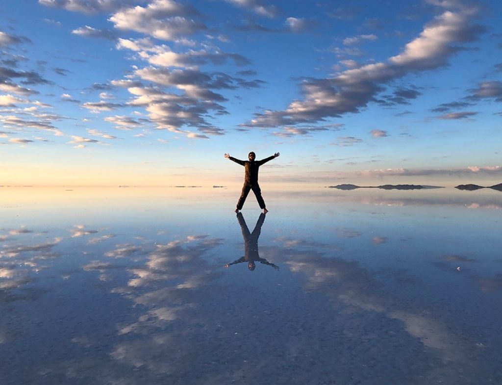 Chico en las Llanuras de sal en el Salar de Uyuni Bolivia 1024x785 1